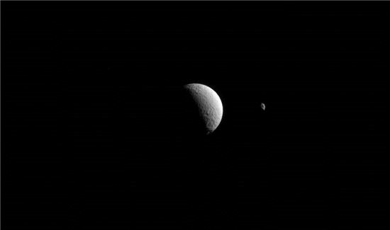 ▲카시니 호가 토성의 위성인 테티스(왼쪽 큰 것)와 히페리온을 포착했다.[사진제공=NASA]