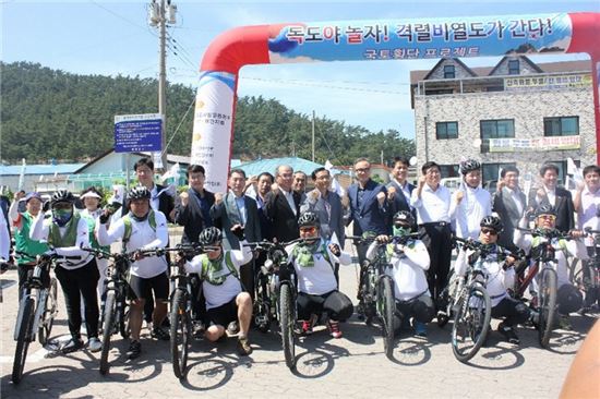 지난 10일 충남 태안에서 자전거 국토 횡단팀이 지자체 및 후원사들과 함께 출정 기념 촬영을 하고 있다.
