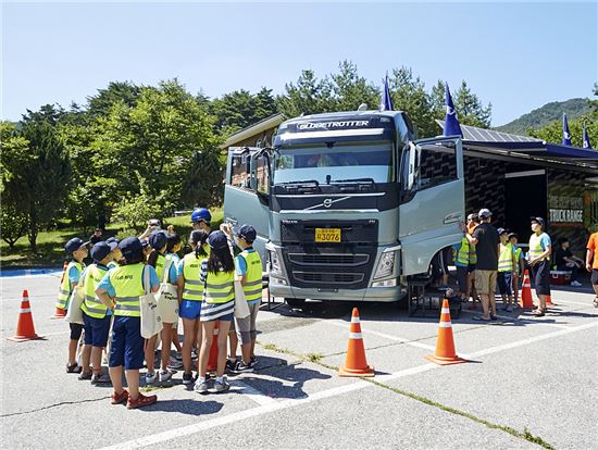 '2016 볼보트럭 어린이 여름 영어 캠프'에 참가한 어린이들이 교통안전교육을 받고 있다. 