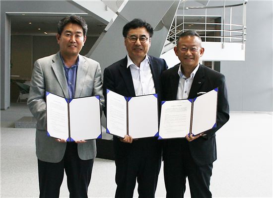 박종태 SK㈜ C&C 스마트 팩토리 사업본부장(가운데)과 다이후쿠의 한국 투자회사
크린팩토메이션의 박의수 대표(왼쪽), 사토 세이지 다이후쿠 e-FA사업부장이 MOU 체결 후 기념사진을 찍고 있다.