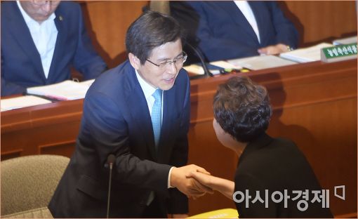 [포토]인사하는 황교안·김현미