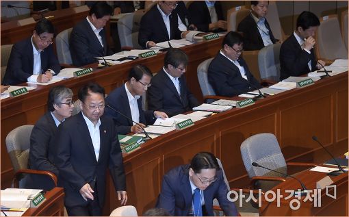 [포토]유일호 부총리, 국회 예결위 출석