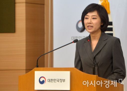 조윤선 씀씀이 의혹 이어 "장녀, 자격 미달에도 YG엔터·현대캐피탈 인턴 특혜"