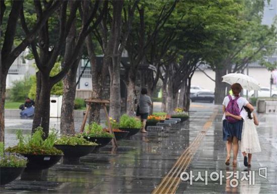 [날씨] 29일 전국 흐리고 곳곳에 소나기, 기온 뚝 떨어져 아침기온 13~19도 