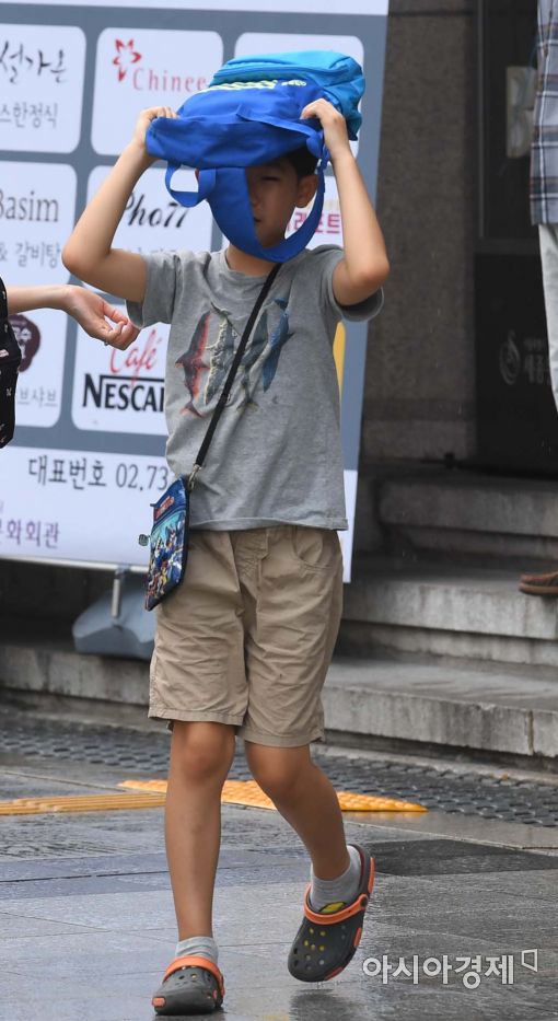 [포토]'소나기?  이렇게 피하면 되지'