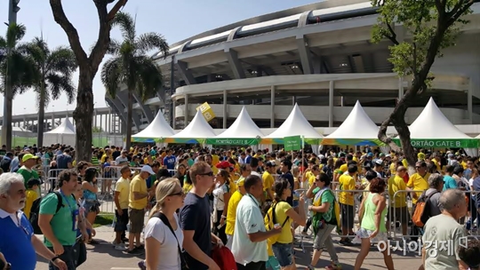 브라질과 스웨덴의 여자 축구 준결승전을 보기 위해 마라카낭 경기장에 몰린 브라질 관중들.