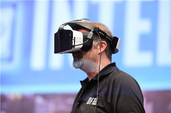 인텔 관계자가 인텔개발자포럼(IDF)2016에서 올인원 VR 헤드셋인 프로젝트 알로이를 시연하고 있다.(사진=인텔)