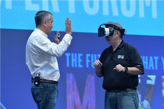 브라이언 크르자니크 인텔 CEO(사진 왼쪽)가 인텔개발자포럼(IDF2016)에서 올인원 VR 헤드셋 '프로젝트 알로이'를 소개하고 있다.(사진=인텔)