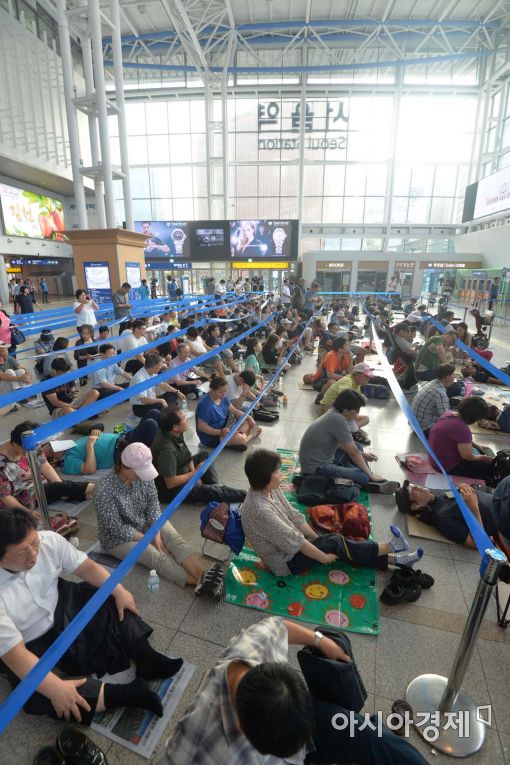 [포토]다가온 추석 기차표 예매 기다리는 시민들
