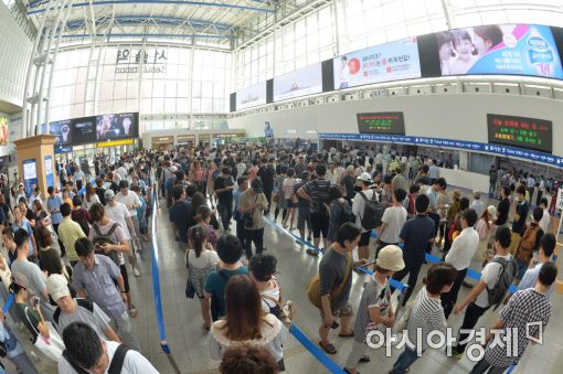 [포토]북적이는 서울역 대합실