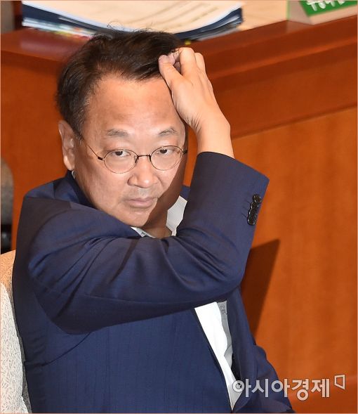 [포토]예결위 지연, 머리 아픈 유일호 부총리