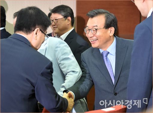 [포토]인사하는 이정현·김광림
