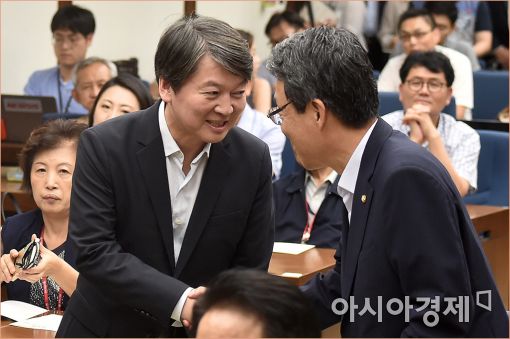 [포토]인사하는 안철수·김성식