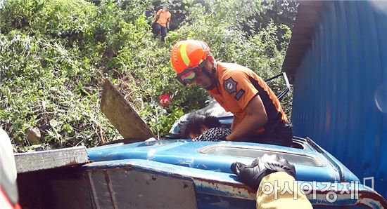 광주 남부소방서, 경사로 차량 전복사고 “신속한 인명구조”