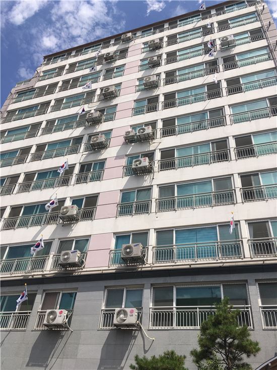 강북구 한 아파트 광복절 태극기 게양 