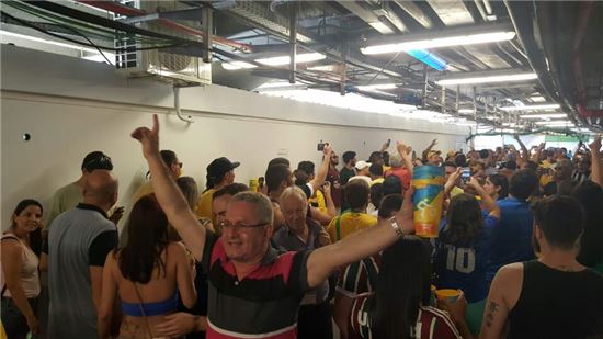 마라카낭 경기장에서 올림픽 축구대표팀 승리에 기뻐하는 브라질 관중들