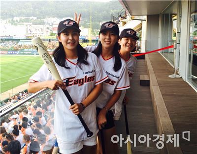 한화와 삼성의 야구경기가 열린 대전 한화생명이글스파크에서 포즈를 취한 (김)지현이와 나, 그리고 (이)민영이.