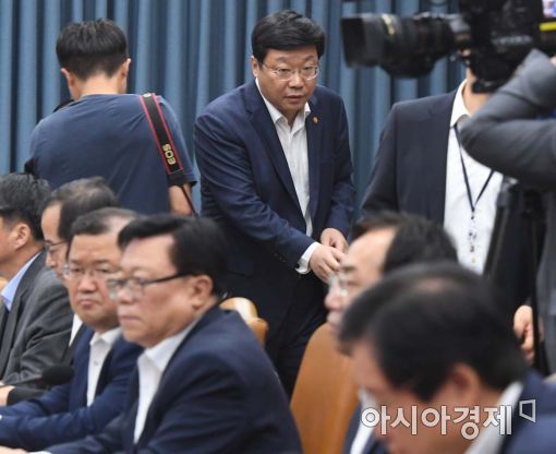 [포토]회의 참석하는 주형환 장관 