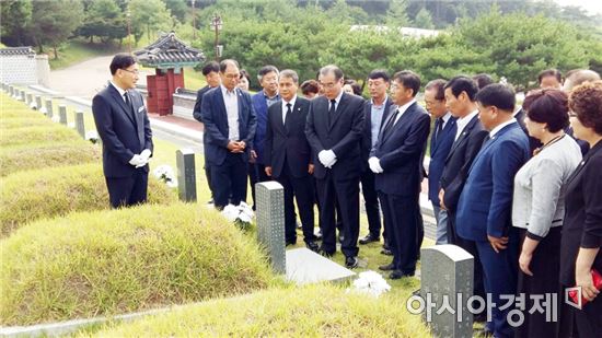 더민주 이개호 전남도당 위원장, 5·18민주묘지 참배