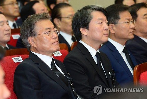 나란히 앉은 문재인 더민주 전 대표(왼쪽)와 안철수 국민의당 전 대표. 연합뉴스