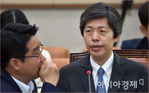 [포토]보고 받는 김재형 대법관 후보자