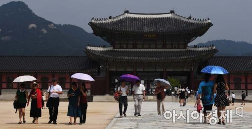 [포토]서울 관광에 양산 필수 