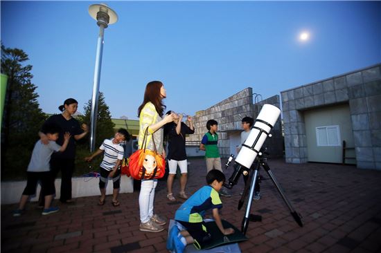 "만화부터 천체 관측까지"…부천시 이색 도서관 인기