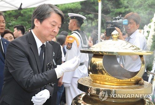 김대중 전 대통령 7주기 추도식에서 분향하는 안철수 국민의당 전 상임대표. 연합뉴스