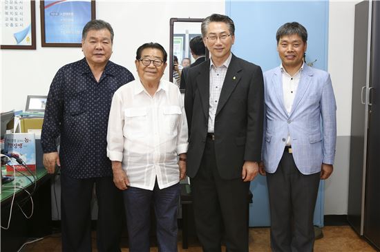 김영종 종로구청장 (오른쪽 두번째)이 송해 선생과 함께 송해길 관련 협의를 마쳤다.