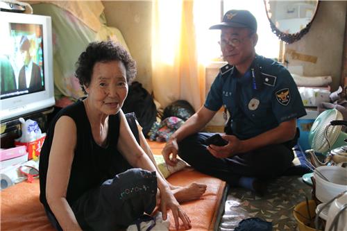 기초생활보장 수급자 할머니, 아픈 아이들 위해 400만 원 기부