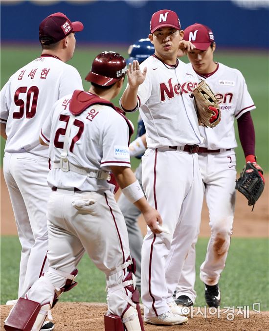 [포토]넥센 김민성, '3연승 하이파이브 해야지~'