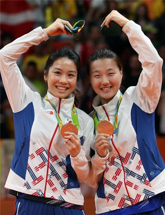 [포토] 정경은-신승찬, '동메달 하트' 