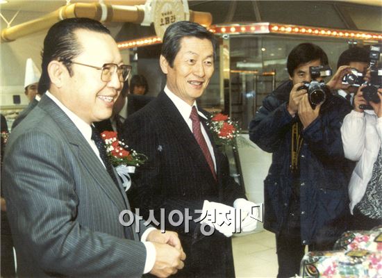 1988년 롯데백화점 본점 확장 개관식에 참석한 신격호 롯데그룹 총괄회장(왼쪽에서 두 번째)