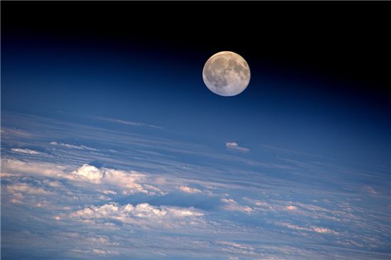 ▲국제우주정거장에서 포착한 둥근 보름달.[사진제공=제프 윌리엄스]