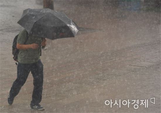 [포토]우산 써도 비 맞는 느낌
