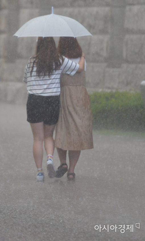 [포토]'우산 하나로 충분해'