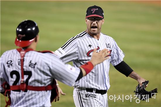 [포토]허프, '무실점으로 위기 막아냈어'