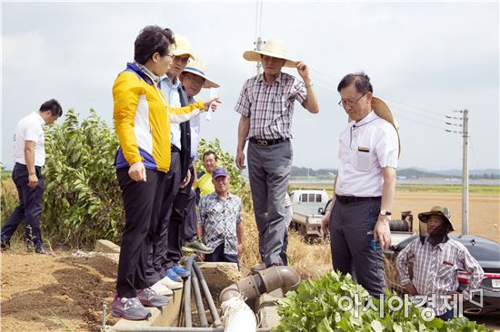 양재승 해남군수 권한대행과 김주환 군의회 의장 및 의원, 관계 공무원들은 20일 관내 가뭄우려 지역에 대한 현장 점검을 실시하고 대책을 논의했다. 