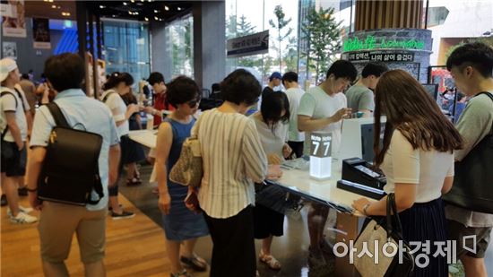 지난 20일 서울 홍대입구에 위치한 삼성 디지털프라자에서 사람들이 갤럭시노트7을 체험해보고 있다.