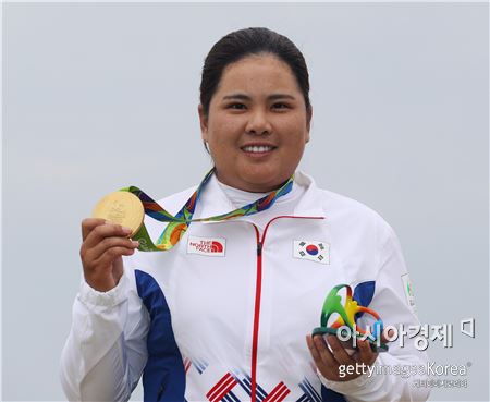 박인비가 리우올림픽 여자골프 우승 직후 금메달을 목에 걸고 포즈를 취했다. 리우데자네이루(브라질)=Getty images/멀티비츠 