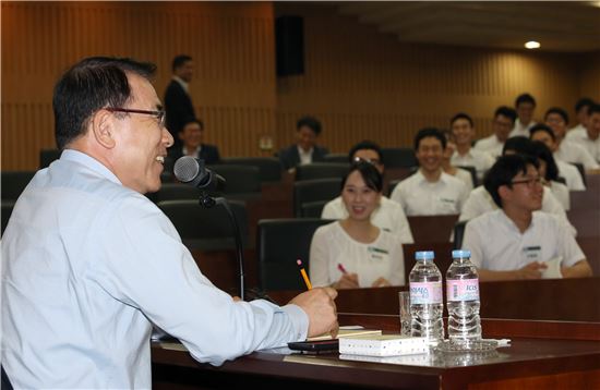 19일 경기 용인시 신한은행 연수원에서 조용병 신한은행장(좌측 첫번째)과 신입행원들이 대화를 나누고 있다. (사진 : 신한은행)