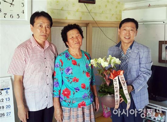 이낙연 전남도지사는 장흥에 거주하는 차동민의 할머니(김금주)에게도 축하 난을 전달했다.
