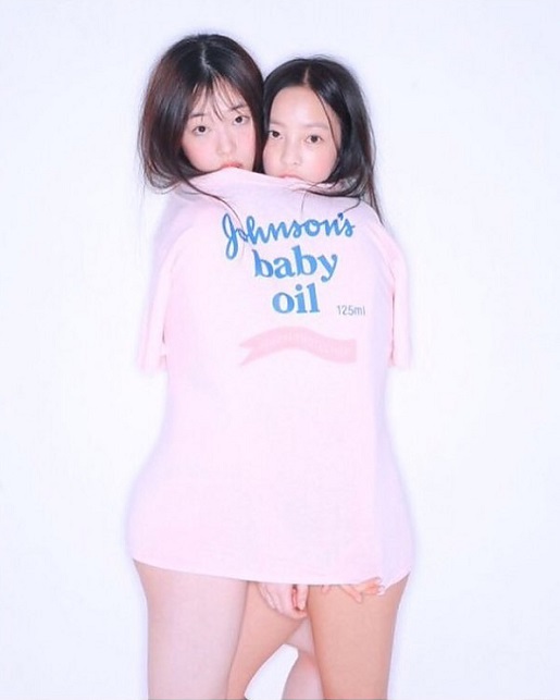 설리와 구하라가 존슨즈 티셔츠를 함께 입고 있는 모습. 사진=설리 인스타그랩 캡쳐