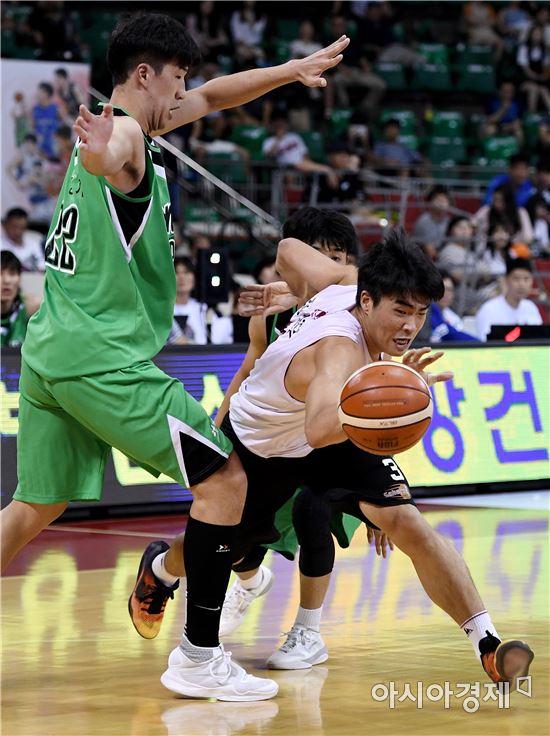 [포토]정성우, '두 명의 수비 사이로'