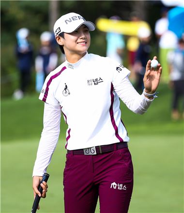 박성현이 보그너 MBN여자오픈 최종일 우승을 확정한 뒤 환하게 웃고 있다. 사진=KLPGA