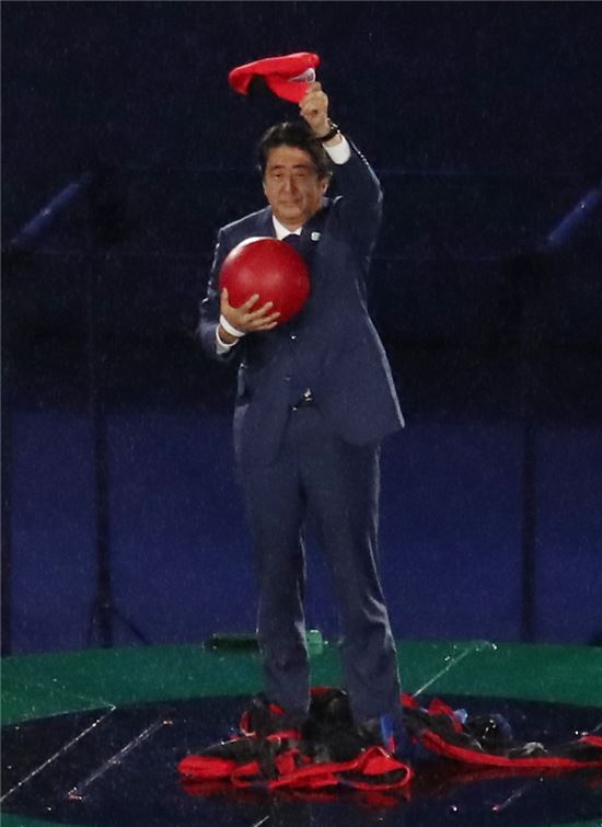 [리우올림픽]마리오로 변신한 아베…"2020년 도쿄에서 만나요"