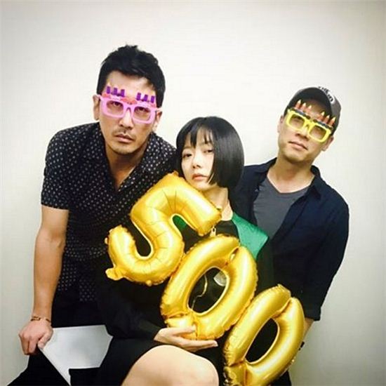 '터널' 개봉 2주 만에 500만 돌파…배두나·하정우 코믹 기념샷 공개