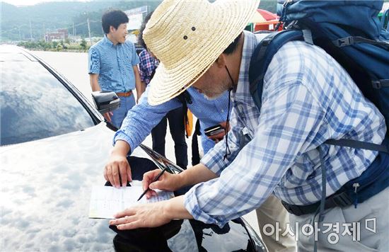 김무성 국회의원이 부안군 나누미근농장학재단에 가입하고있다.
