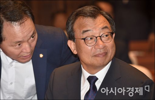 [포토]의원총회 참석한 이정현 대표