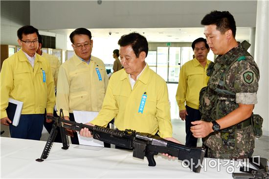 [포토]군 장비 관람하는 윤장현 광주시장